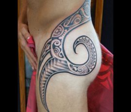 Motif maori en noir et gris sur les côtes