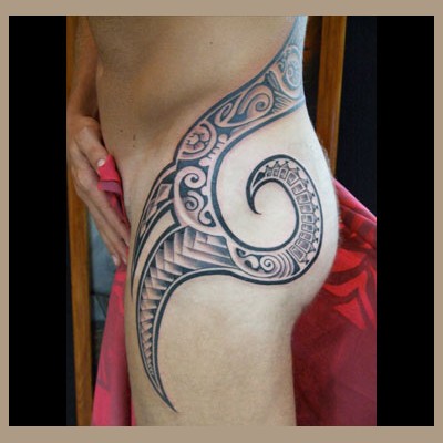 Motif maori en noir et gris sur les côtes