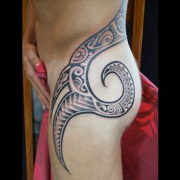 Motif maori en noir et gris sur les côtes