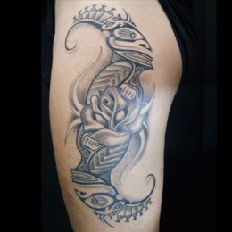 Motif polynésien en noir et gris sur la cuisse