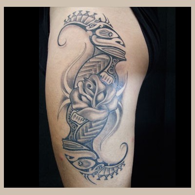 Motif polynésien en noir et gris sur la cuisse