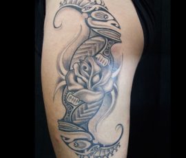 Motif polynésien en noir et gris sur la cuisse