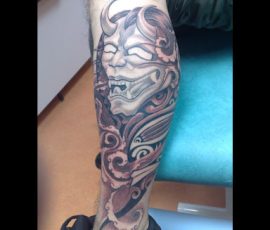 Masque hannya et volutes en noir et gris sur le mollet