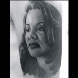 Portrait de femme en réalisme noir et gris