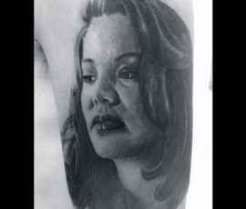 Portrait de femme en réalisme noir et gris