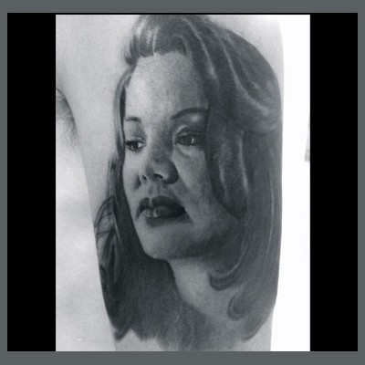 Portrait de femme en réalisme noir et gris