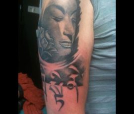 Visage de femme et fleurs en noir et gris sur le bras