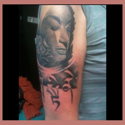 Visage de femme et fleurs en noir et gris sur le bras