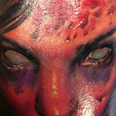 Visage en couleur, style horreur, sur le bras