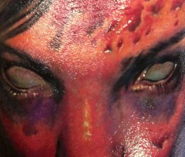 Portrait d'horreur en rouge et noir sur le visage, maquillage de convention