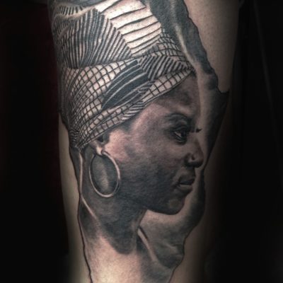Portrait de femme africaine en noir et gris sur le bras