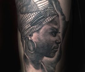 Portrait de femme à coiffe égyptienne en noir et gris sur le bras