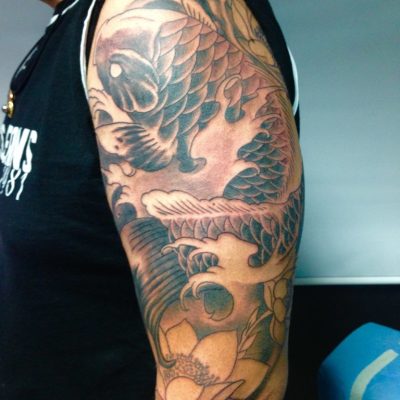 Manche japonaise, carpes koï et fleurs en couleur