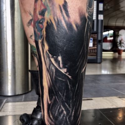 Manche de jambe, composition en noir et gris