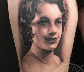 Portrait de femme en noir et gris sur la cuisse