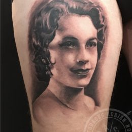 Portrait de femme en noir et gris sur la cuisse