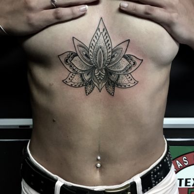 Mandala ornemental en noir et gris sous la poitrine