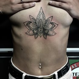 Mandala ornemental en noir et gris sous la poitrine