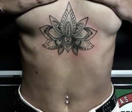 Mandala ornemental en noir et gris sous la poitrine