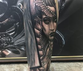 Portrait de femme casquée en noir et gris sur la jambe