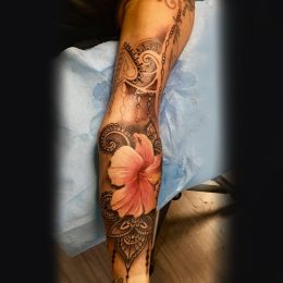 Manche de jambe, hibiscus et ornements en couleur