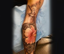 Manche de jambe, hibiscus et ornements en couleur