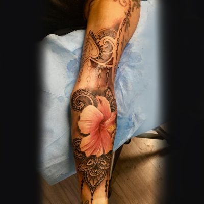 Manche de jambe, hibiscus et ornements en couleur