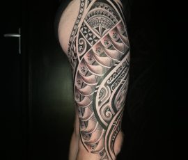 Motif polynésien en noir et gris sur la hanche et la cuisse