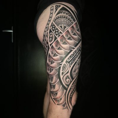 Motif polynésien en noir et gris sur la hanche et la cuisse