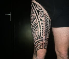 Motif polynésien en noir et gris sur la cuisse