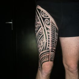 Motif polynésien en noir et gris sur la cuisse