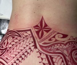 Motif polynésien fraîchement tatoué sur le bas du dos