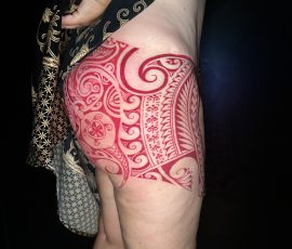 Motif polynésien fraîchement tatoué sur la hanche et la cuisse