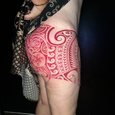 Motif polynésien fraîchement tatoué sur la hanche et la cuisse