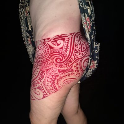 Motif polynésien fraîchement tatoué sur la hanche et la cuisse