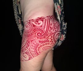 Motif polynésien fraîchement tatoué sur la hanche et la cuisse