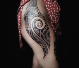 Motif polynésien en noir sur la hanche et la cuisse