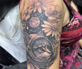 Fleurs et boussole en couleur sur le bras