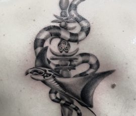 Raie, harpon et cordage en noir et gris sur le haut du dos