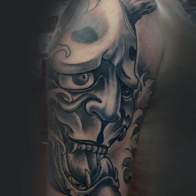 Masque hannya et crâne en noir et gris sur le flanc