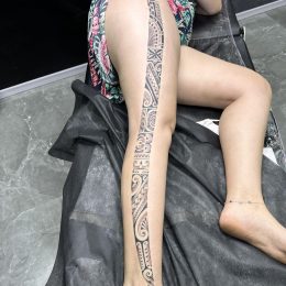 Jambe ornementale en ligne fine, volutes et fleurs