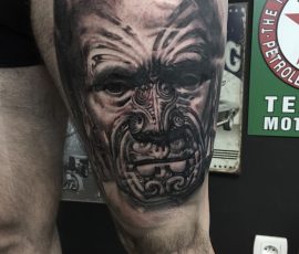 Portrait de gorille en noir et gris sur la cuisse