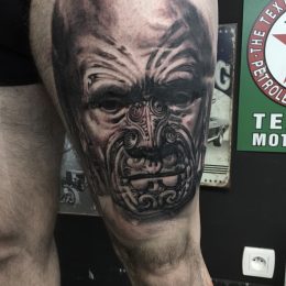 Portrait de gorille en noir et gris sur la cuisse