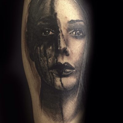 Portrait de femme au voile en noir et gris sur le bras