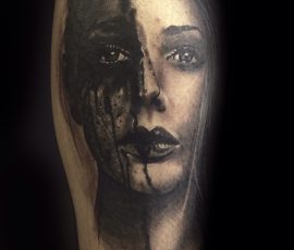 Portrait de femme en réalisme noir et gris sur le bras