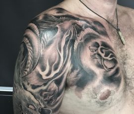 Pectoral et épaule, composition en noir et gris