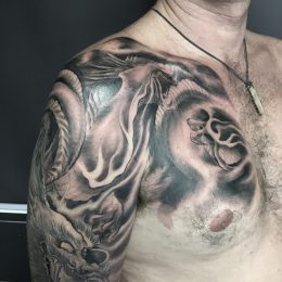 Pectoral et épaule, composition en noir et gris