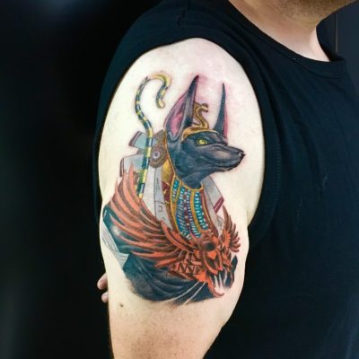 Anubis en couleur sur l'épaule