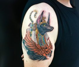 Anubis en couleur sur l'épaule