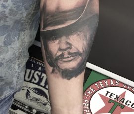 Portrait d'homme au chapeau en noir et gris sur l'avant-bras